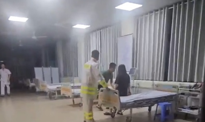 Quang Ninh traffic police promptly supported the mother in giving birth during the storm. Photo: Traffic Police Department