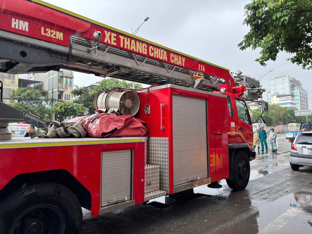 Sau khi nhan tin bao, To PCCC&CNCH Hoang Mai cung cac don vi chuc nang cu can bo va nhieu xe chua chay toi hien truong dap lua, tim kiem cuu nan.