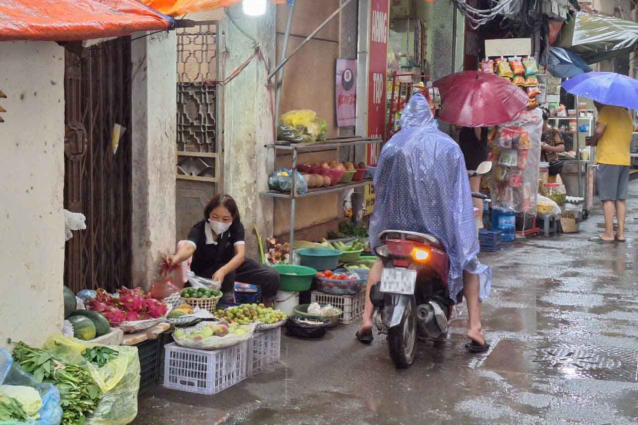 Sang 22.7, anh Tinh di cho mua rau cu, thuc pham phong bao so 3. Anh: Quynh Chi