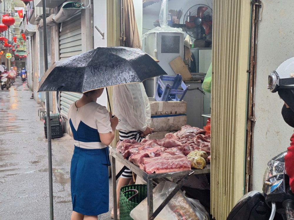 Nguyen Thi Hoaさんは、嵐のために雨の日のために食料と部屋を買うために市場に行くために入隊しました。写真：Quynh Chi
