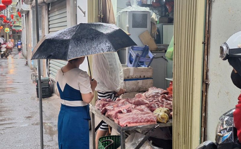 Ms. Nguyen Thi Hoa took the opportunity to go to the market to buy food to prevent a few rainy days due to storm No. 3. Photo: Quynh Chi