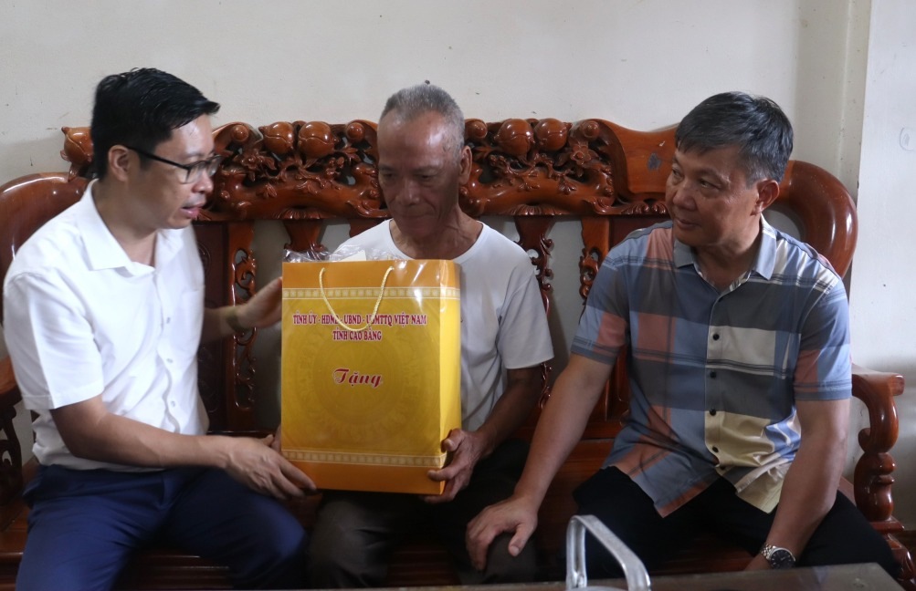 La provincia de Cao Bang esta organizando muchas misiones para visitar y dar regalos para celebrar el 78 aniversario del Dia de los Invalidos de la Guerra y los Martires. Foto: Nong Hau