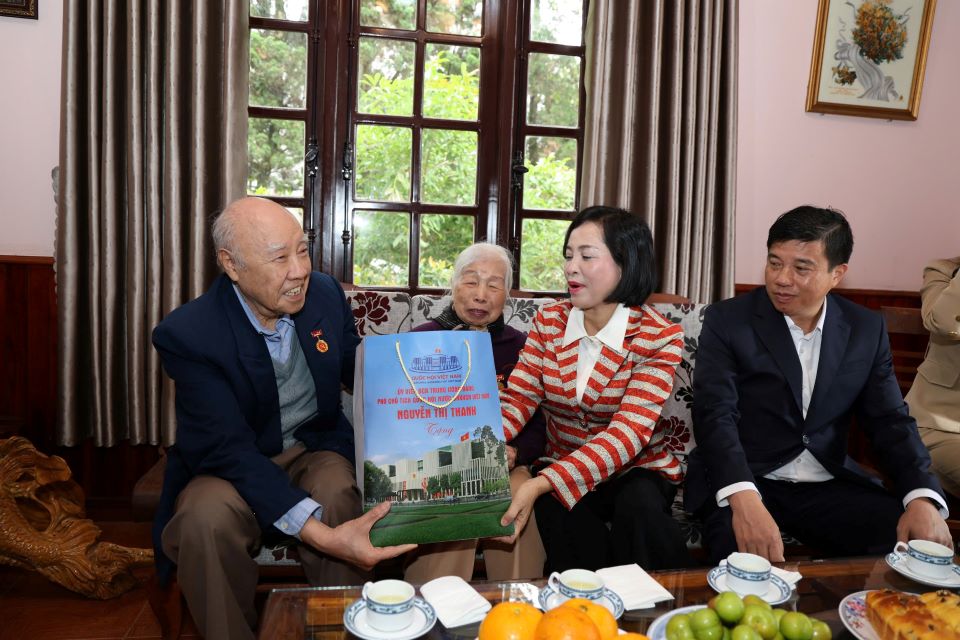 Pho chu tich Quoc hoi Nguyen Thi Thanh cung doan cong tac tang qua tri an nhung nguoi co cong voi cach mang. Anh: Lam Hong