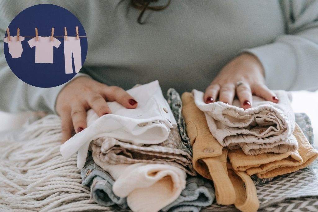 To ensure the safety of your baby's skin, parents should sort clothes before washing them. Graphics: Mai Huong