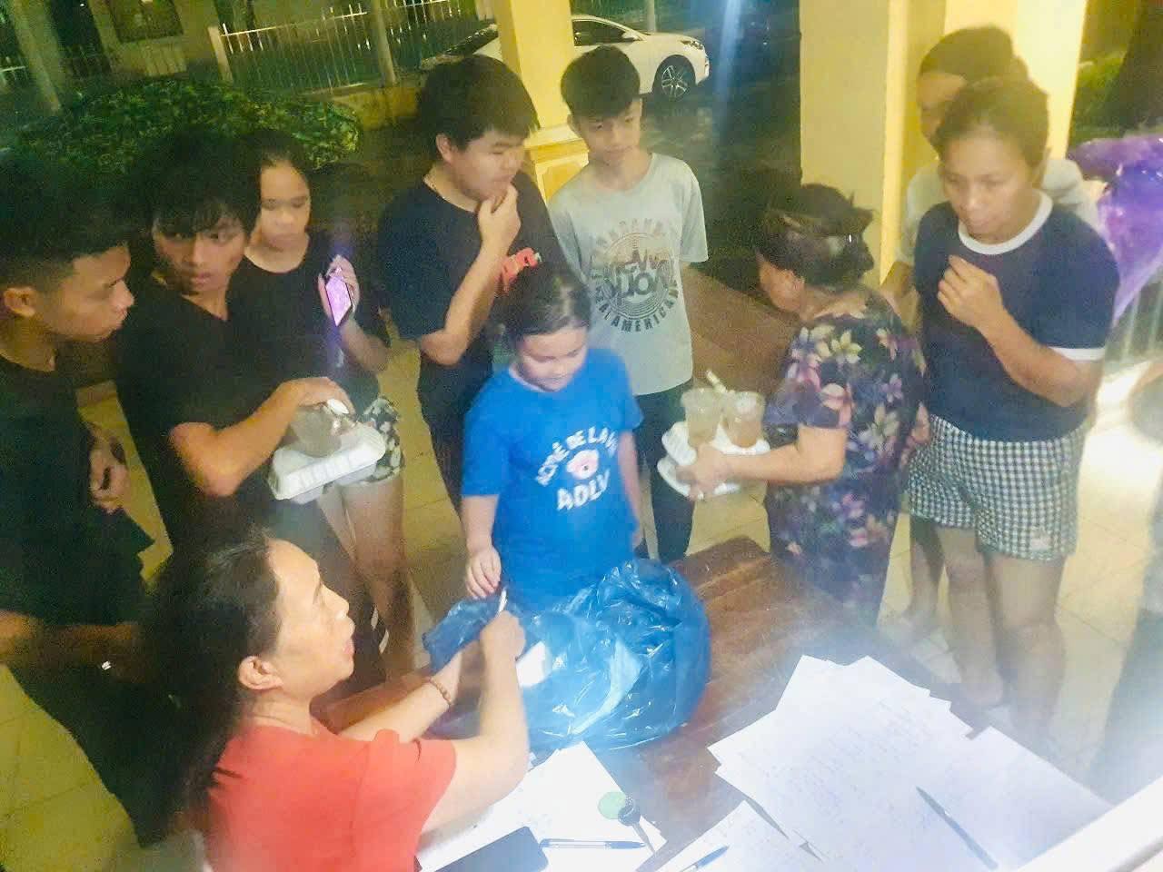 Bua com nong va nhung vong tay am trong bao lu. Anh: Phuong Le Thanh Nghi