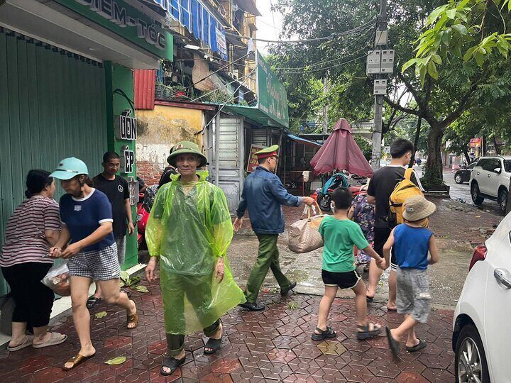 Le Thanh Nghi Ward se preocupo por la gente para evitar tormentas. Foto: Le Thanh Nghi Ward