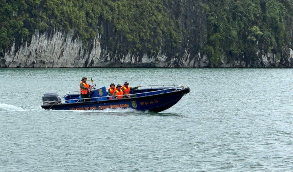 꽝닌성 국경 수비대 보트가 바다에서 실종자 수색을 계속하고 있습니다. 사진: 꽝닌성 국경 수비대