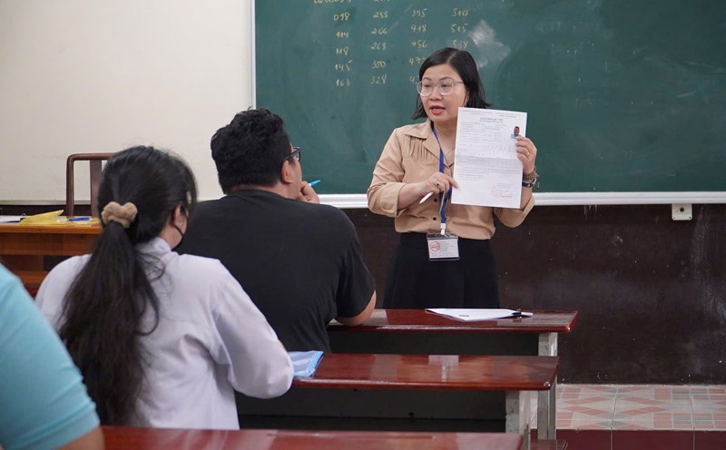 Ho Chi Minh City University of Industry announced the floor score based on the 2025 high school graduation exam score. Photo: Chan Phuc