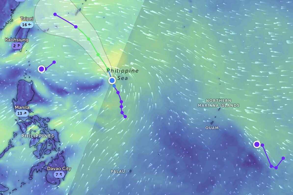Ap thap nhiet doi Dante (giua) va 2 ap thap gan Bien Dong chieu 22.7. Anh: Zoom Earth