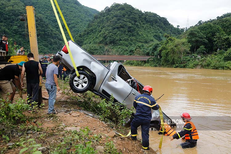 기능 부대가 Dien Bien 현수교 케이블 절단 사고에서 강으로 추락한 픽업트럭을 인양하고 있습니다. 사진: Quang Dat