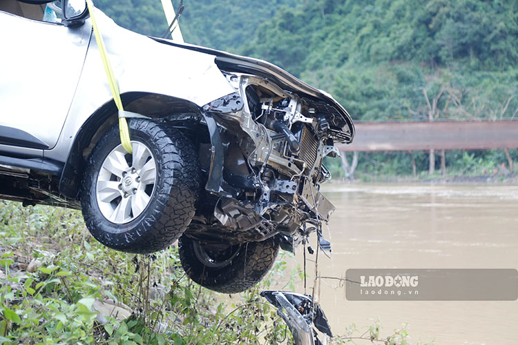Xe oto ban tai bi hu hong nang. Anh: Quang Dat