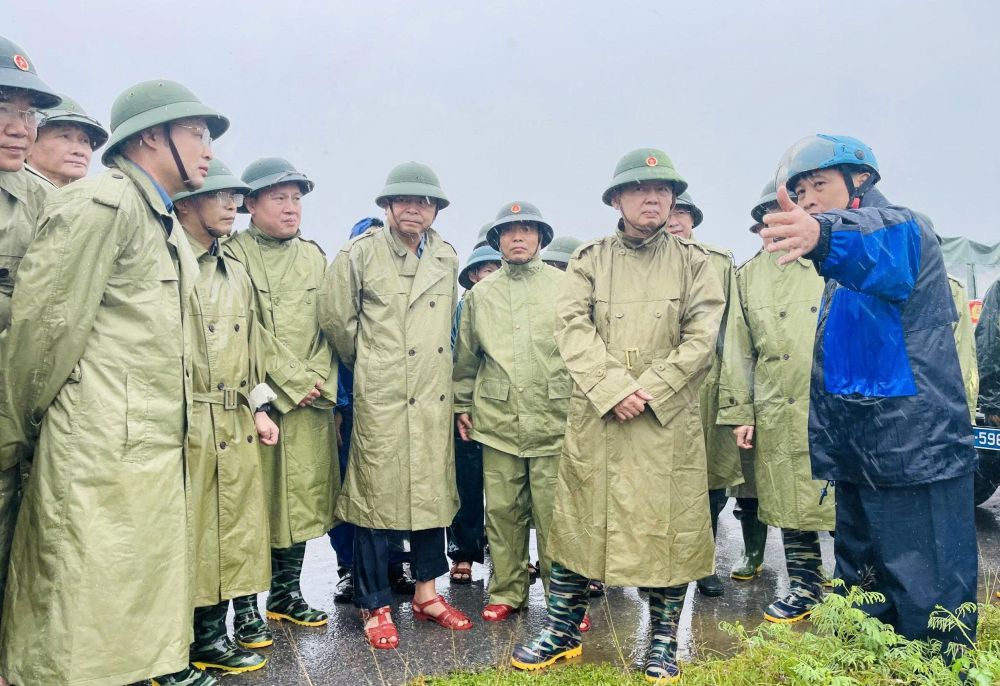 Pho Thu tuong Chinh phu Tran Hong Ha cung doan cong tac kiem tra cong Quanh tren de song Chu (o xa Tho Lap, tinh Thanh Hoa). Anh: Le Hoi