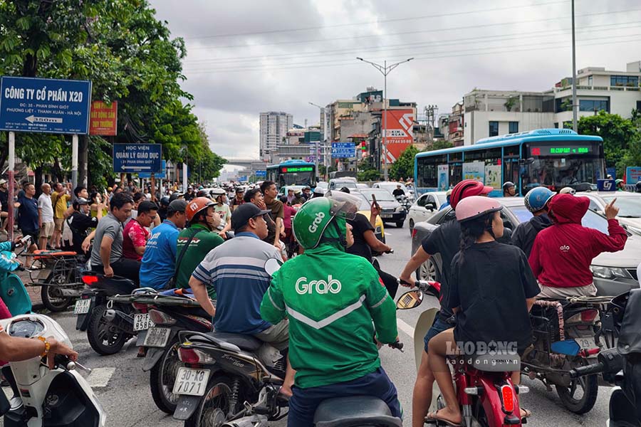 Rat nhieu nguoi dan dung tren duong theo doi dam chay.