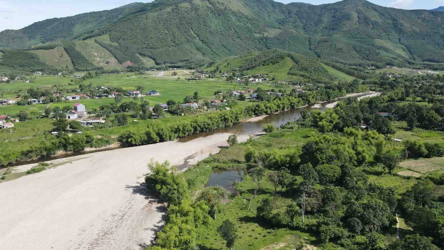 La commune de Phu Trach situee au pied de la montagne Hoanh Son devrait traverser la ligne ferroviaire a grande vitesse Nord-Sud. Photo : Hai Hieu