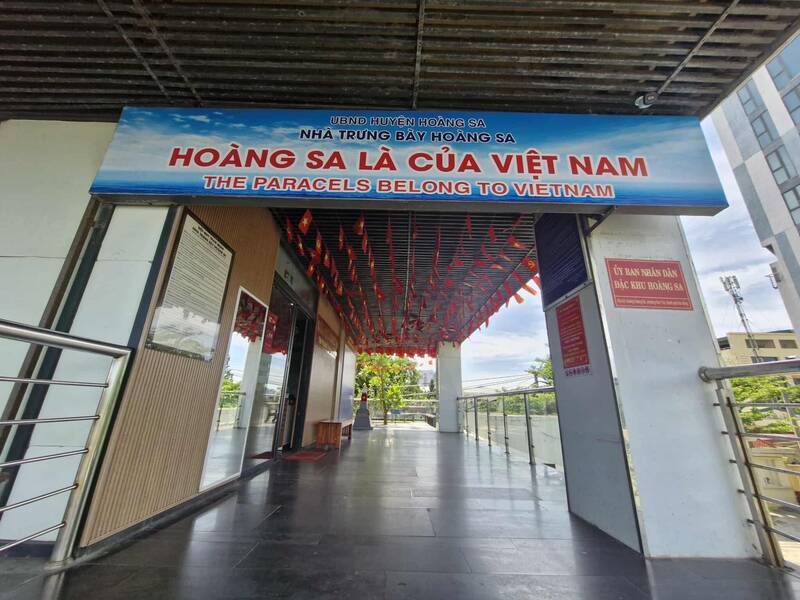 호앙사 특별 구역 인민위원회는 배너에 영어 문구 'The Paracels belong to Vietnam'을 사용한 것에 대한 시민 의견에 답변했습니다. 사진: Thu Giang