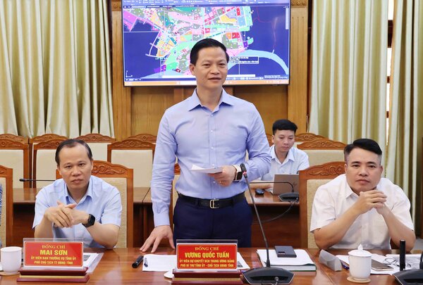 Chairman of the People's Committee of Bac Ninh province Vuong Quoc Tuan delivered a concluding speech at the meeting. Photo: Ngoc Linh
