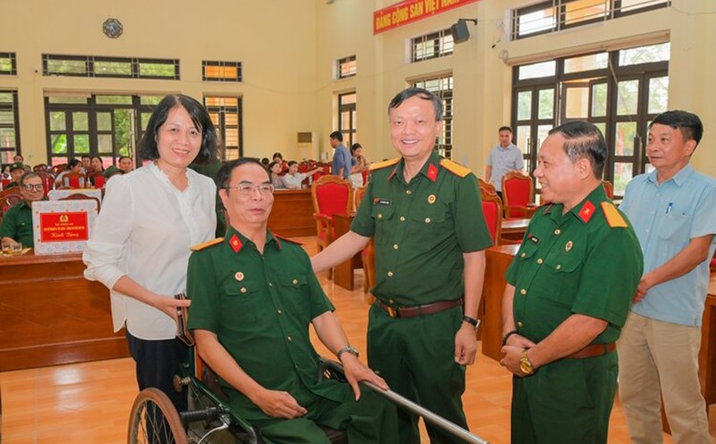 Ms. Le Thi Hai Yen - Deputy Head of the Petrovietnam Trade Union Inspection Committee and the working delegation visited the injured soldiers at the Nursing Center for Meritorious People in Phu Tho province. Photo: Minh Duc