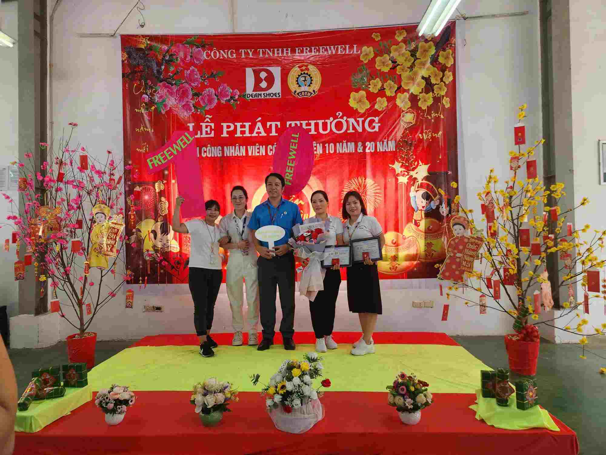 長年携わってきた労働者に金が贈られます。写真:労働組合施設提供