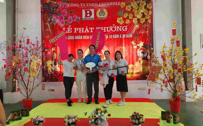 Long-time employees are given gold. Photo: Provided by the grassroots trade union
