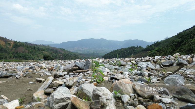 Ngon ngang da tren dong suoi Na Lac chay qua xa Trinh Tuong, tinh Lao Cai. Anh: Dinh Dai