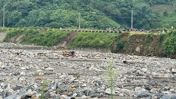 Nguoi dan thu gom, tan thu cui tren suoi. Anh: Dinh Dai