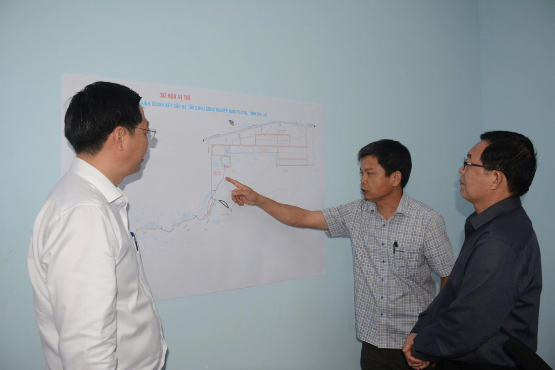 Ho Quoc Dung - Gia Lai 지방 당 위원회 서기(검은 옷)가 Nam Pleiku 산업 단지 프로젝트의 절차적 문제에 대한 보고를 듣고 있습니다. 사진: Thanh Tuan