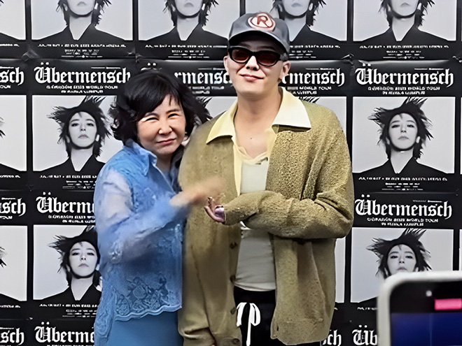 G-DRAGONが母親と一緒に写真を撮る。写真:クリップから切り取る