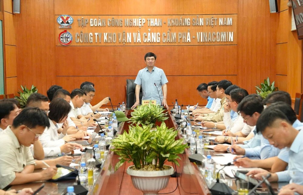 Chu tich HDTV Tap doan TKV Ngo Hoang Ngan lam viec voi cac don vi vung Cam Pha chi dao cong tac ung pho bao so 3. Anh: TKV
