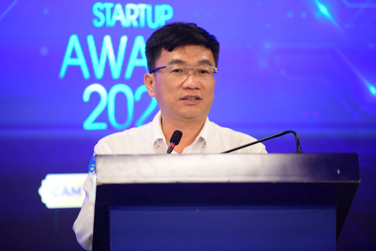 El subdirector del Departamento de Ciencia y Tecnologia de la Ciudad de Ho Chi Minh, el Sr. Tran Trong Tuyen enfatizo el importante papel de la IA en la startup creativa. Foto: Quang Dinh