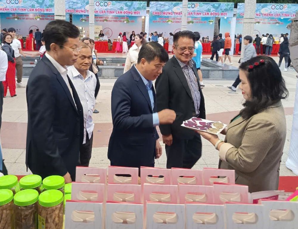 Cac san pham OCOP duoc gioi thieu tai cac hoi cho thuong mai. Anh: Duy Tuan