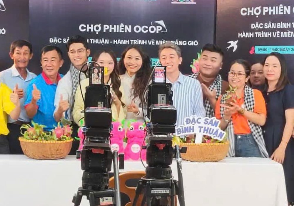 Dua cac san pham len ban tren cac nen tang so. Anh: Uyen Thao
