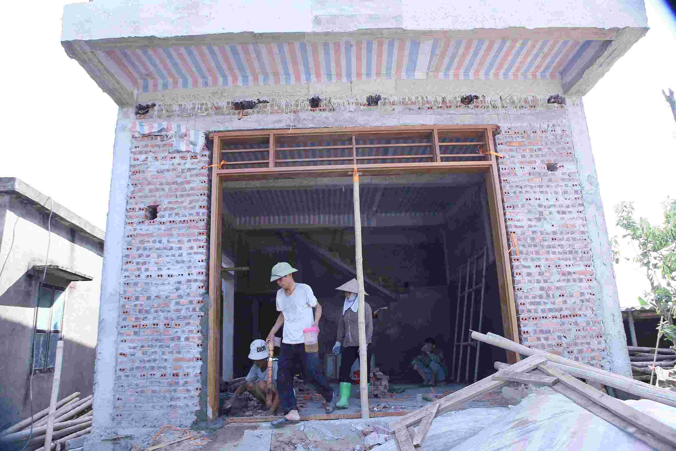 ニンビン省の「全国規模で仮設住宅、老朽化した家屋を撤去する手伝い」運動の一軒の家が徐々に完成しています。写真:Pham Dong