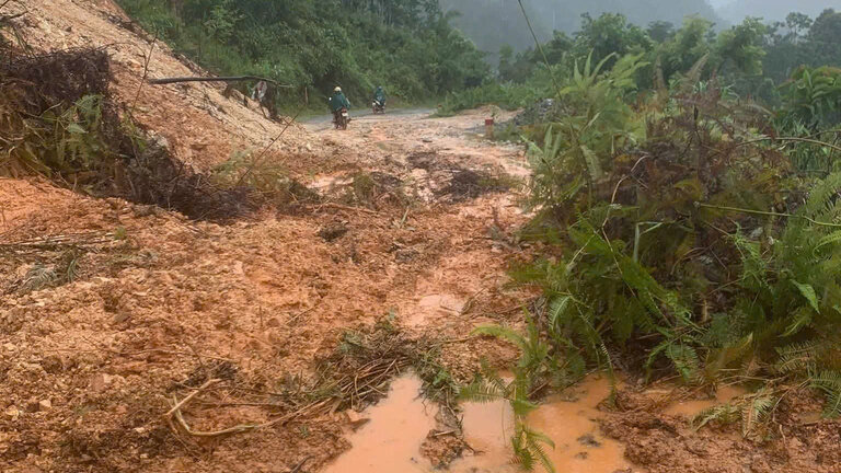 Mua lon gay sat lo dat tren duong 433, doan qua khu vuc suoi Lao, xa Cao Son, hien chua the luu thong. Anh: Nguoi dan cung cap