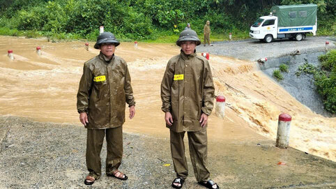 Cac ngam tran tren duong 433 hien dang bi ngap sau, khong the luu thong. Chinh quyen dia phuong bo tri luc luong truc, khong cho nguoi va phuong tien di qua khi khong dam bao an toan. Anh: Cong an xa Cao Son.