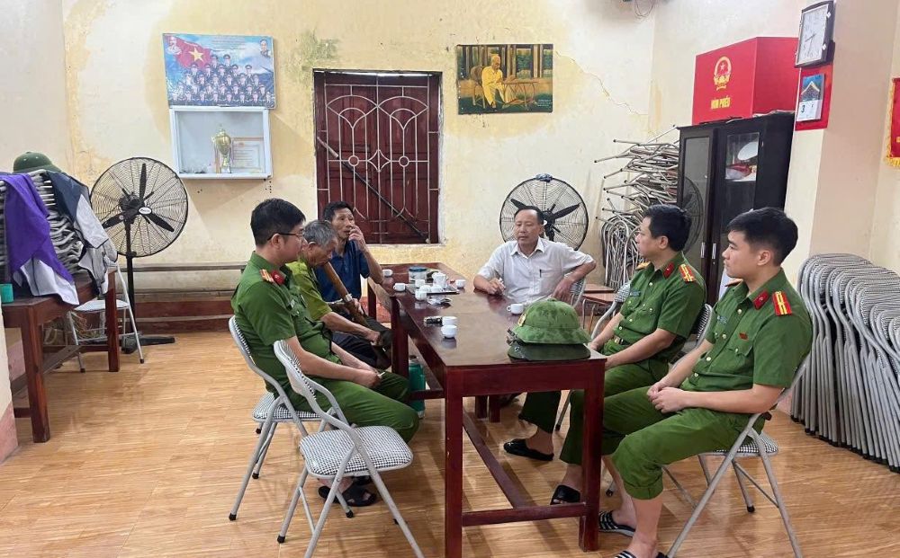 Thuong ta Mai Anh Tien cung can bo chien si tham hoi nhan dan. Anh: T.L