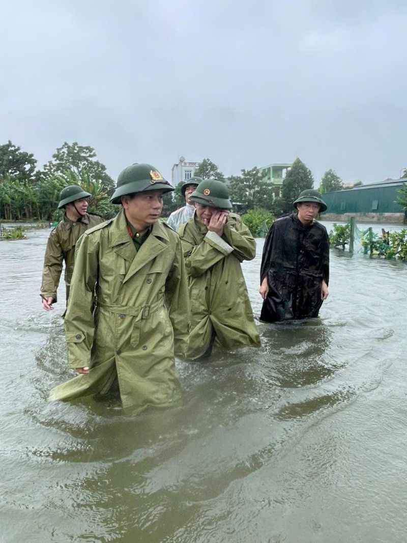 Thuong ta Mai Anh Tien (trai) vao vung ngap chi dao giup dan ung pho bao so 3. Anh: T.L