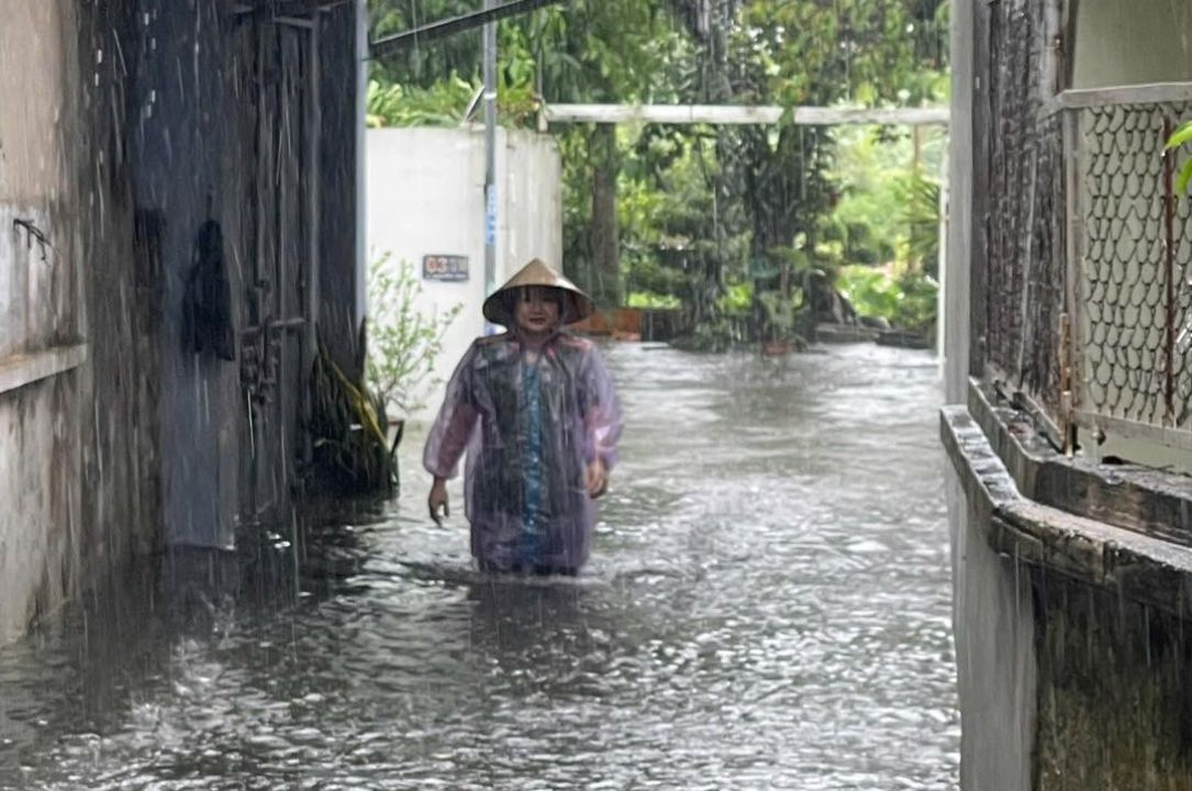 Nu can bo Cong an phuong Hac Thanh vao khu dan cu ho tro nhan dan. Anh: T.L