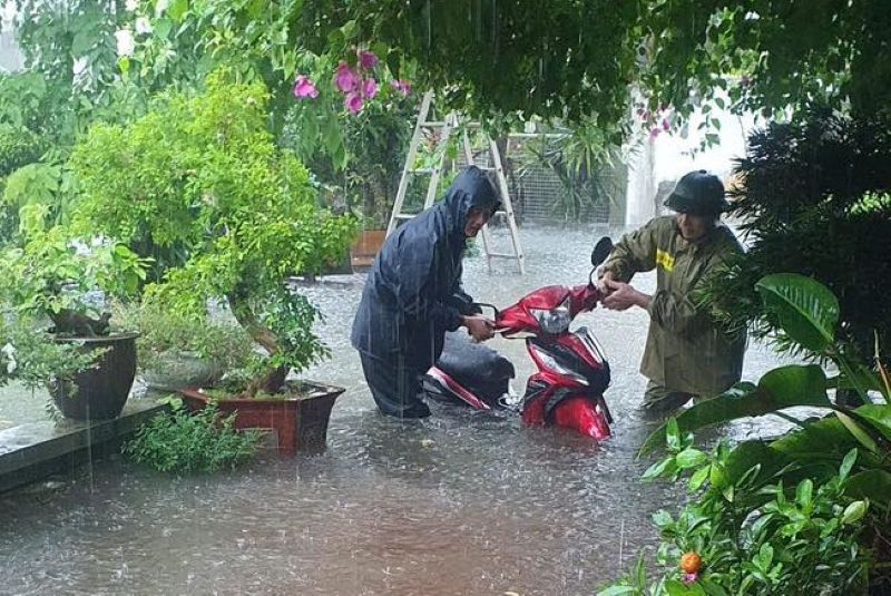 Ho tro nguoi dan dua phuong tien ra khoi noi ngap. Anh: T.L