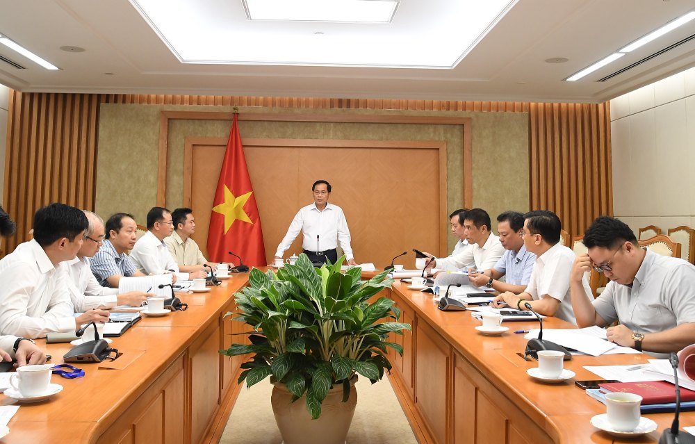 부이 탄 손 부총리가 베트남 석유 그룹 당위원회와 함께 인적 자원 업무를 포함한 그룹 당 대회 준비에 관한 회의를 주재하고 있습니다. 사진: VGP/하이 민