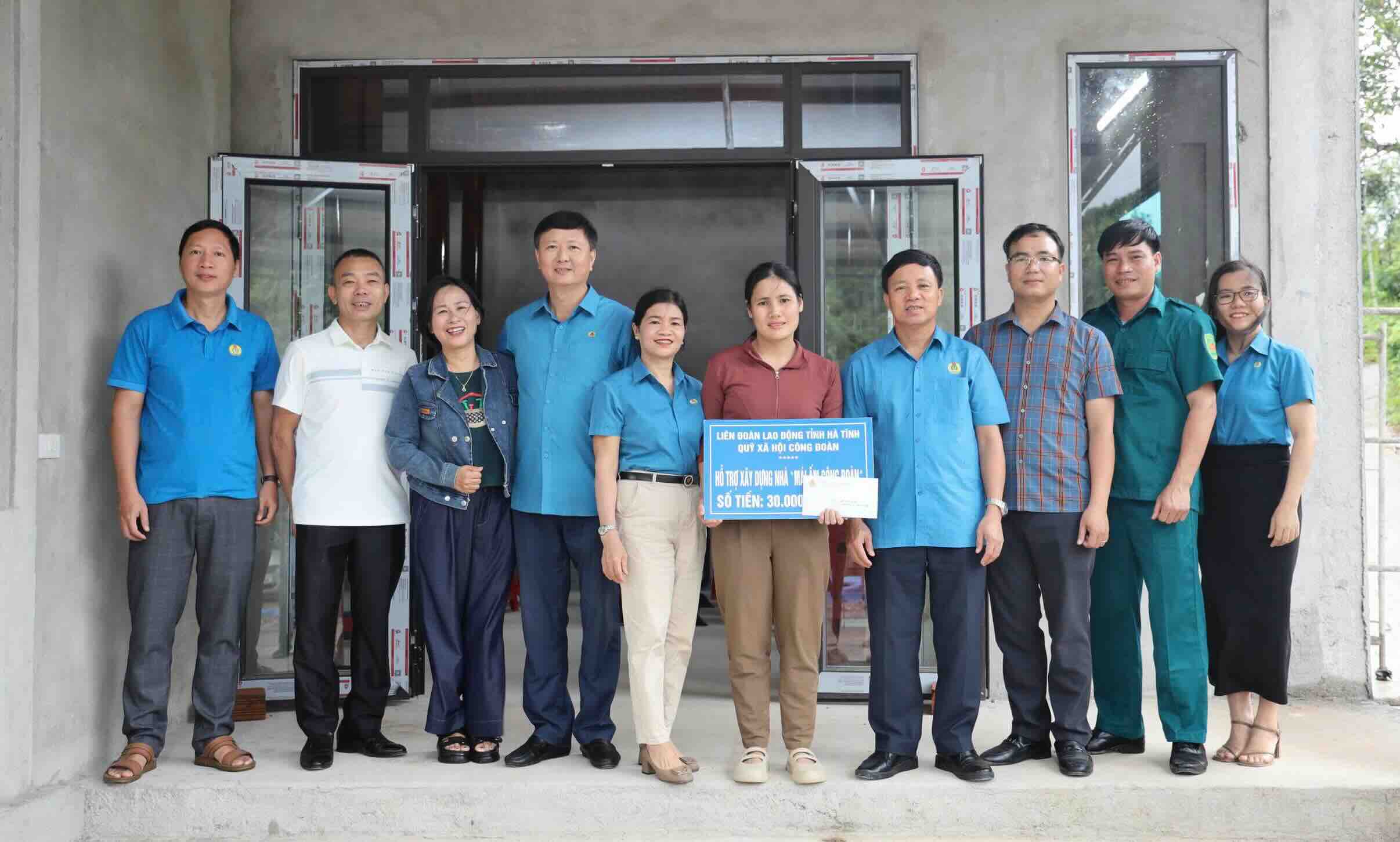 어려운 조합원 24명에게 새 집 짓기 집 수리 지원금 6억 4천만 동 전달. 사진: 하띤 노동조합