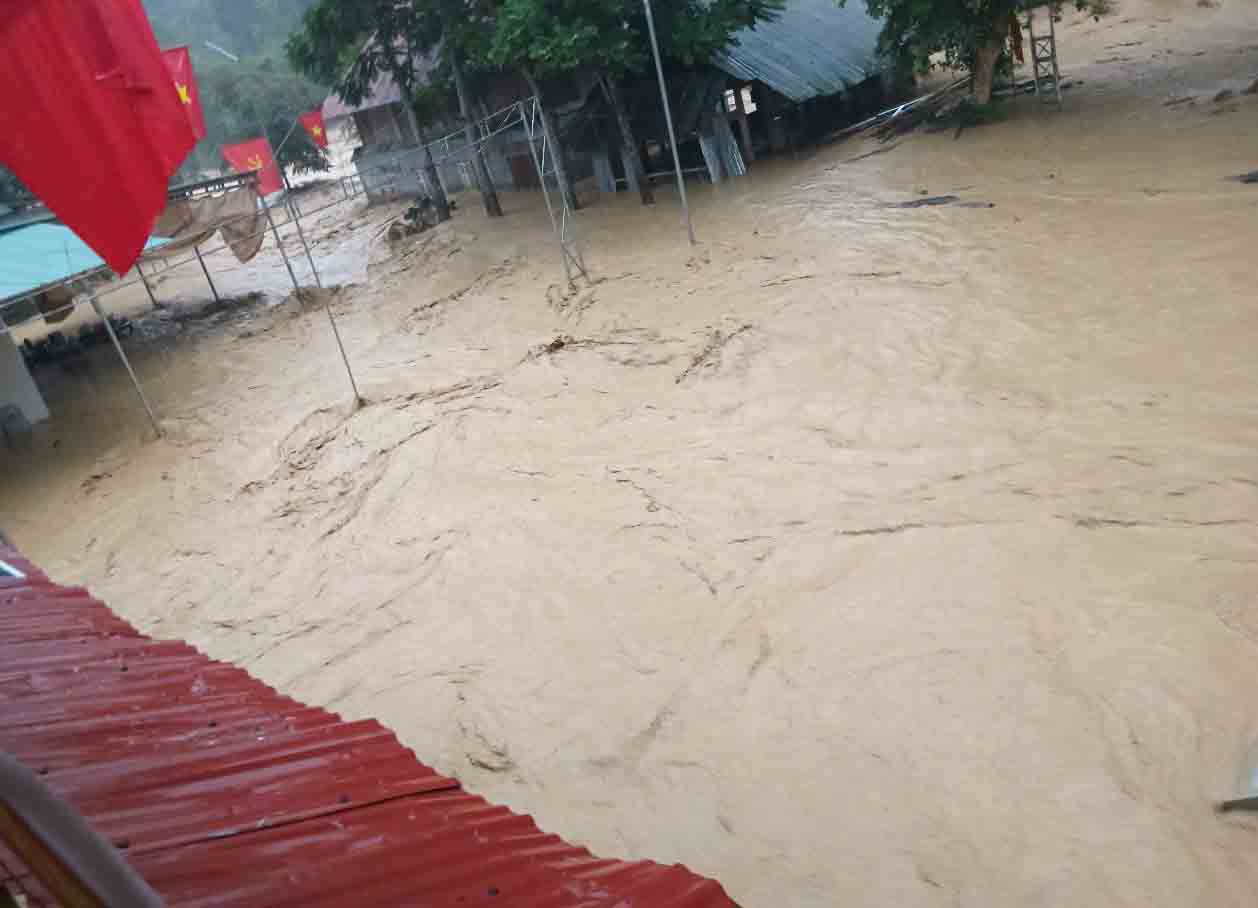 Lu tran vao san tru so xa cu o xa Nhon Mai. Anh: Mai Tuan.