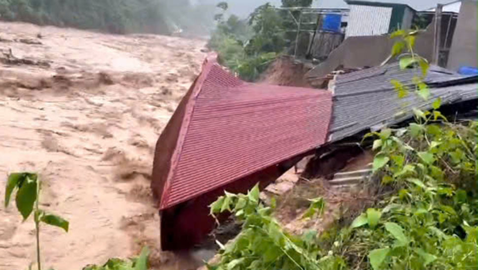 Nhon Mai コミューンの民家が洪水で川に流されました。クリップから抜粋.