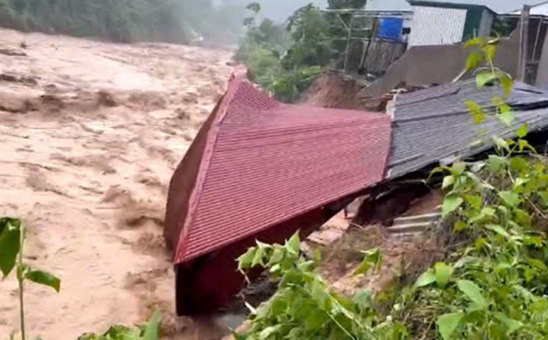 A house in Nhon Mai commune was swept away into the river by flash floods. Photo cut from the clip.