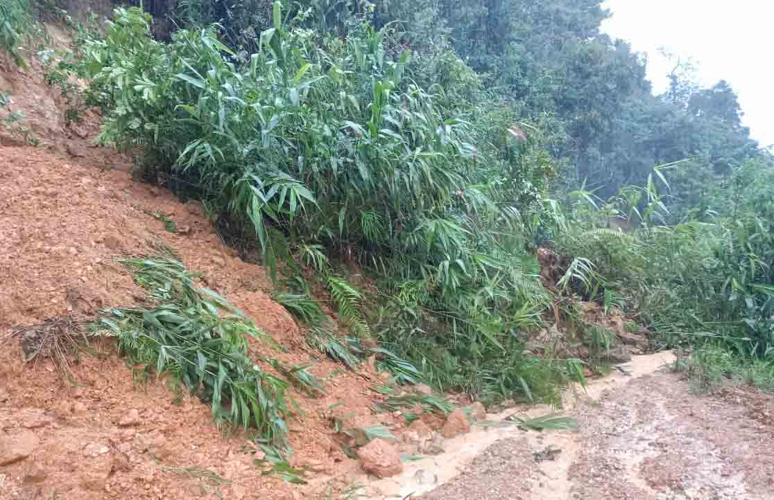 Duong sat lo o xa Nhon Mai. Anh: Mai Tuan.