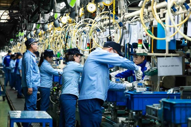 Experts propose adjusting tax rates to maintain labor motivation. Photo: Hai Nguyen