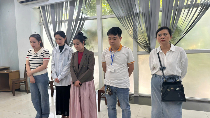 Bác sĩ rởm ở Đà Nẵng cầm dao tiểu phẫu dù chưa học hết lớp 12. Ảnh: Công an TP Đà Nẵng