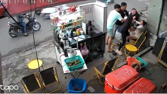Công an điều tra vụ người phụ nữ bị nhóm người hành hung ở TPHCM
