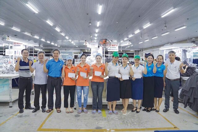 회사 노동조합 지도부가 생산 현장에서 노동자들을 방문하고 있습니다. 사진: 민투이