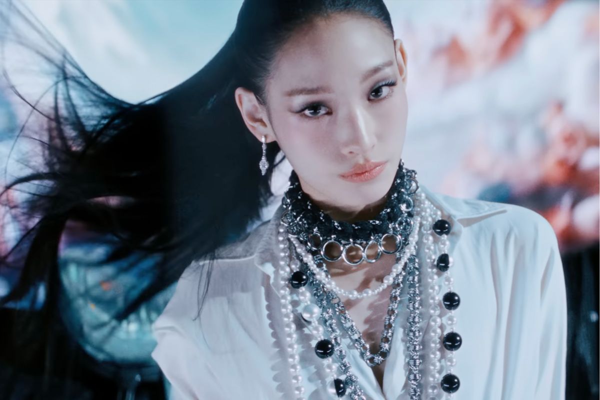 Thanh vien Annie gay chu y vi la tieu thu cua gia toc Samsung. Anh: MV Famous.