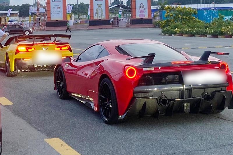 La par de superdeportivos de empresarios de la ciudad de Ho Chi Minh atrajo la atencion. Foto: Thanh Tai